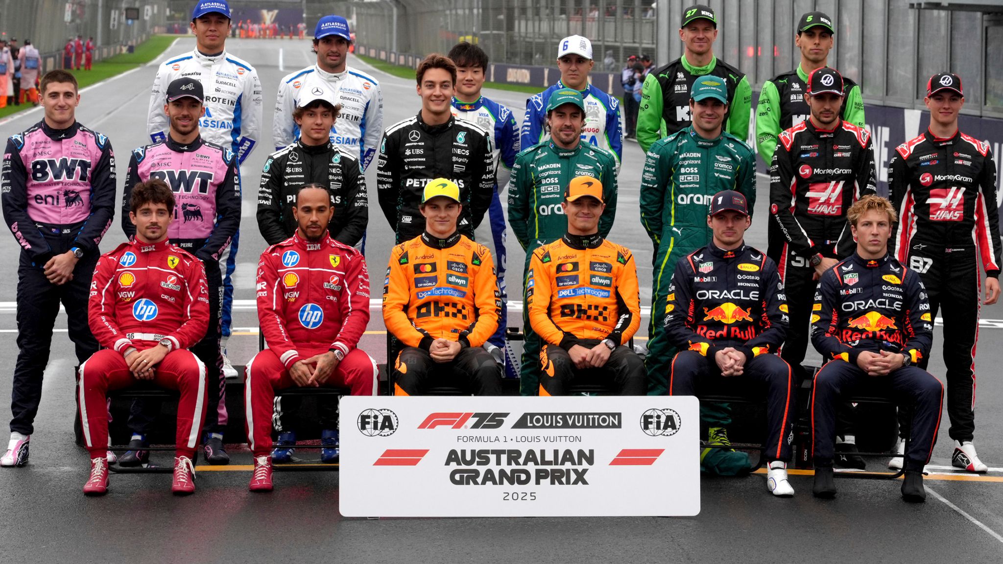 Foto berkumpulan semua pelumba Formula 1 untuk musim 2025 dengan kelengkapan perlumbaan penuh, mewakili pasukan seperti McLaren, Red Bull, Mercedes, Ferrari, dan lain-lain.